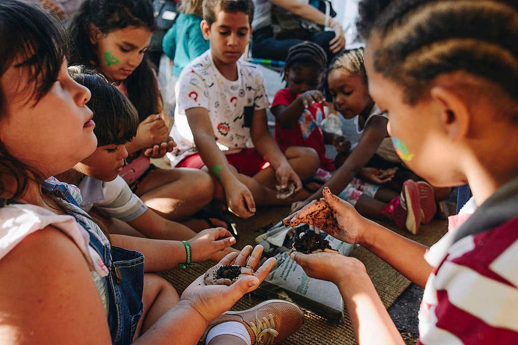 Crianças participando de atividade educativa