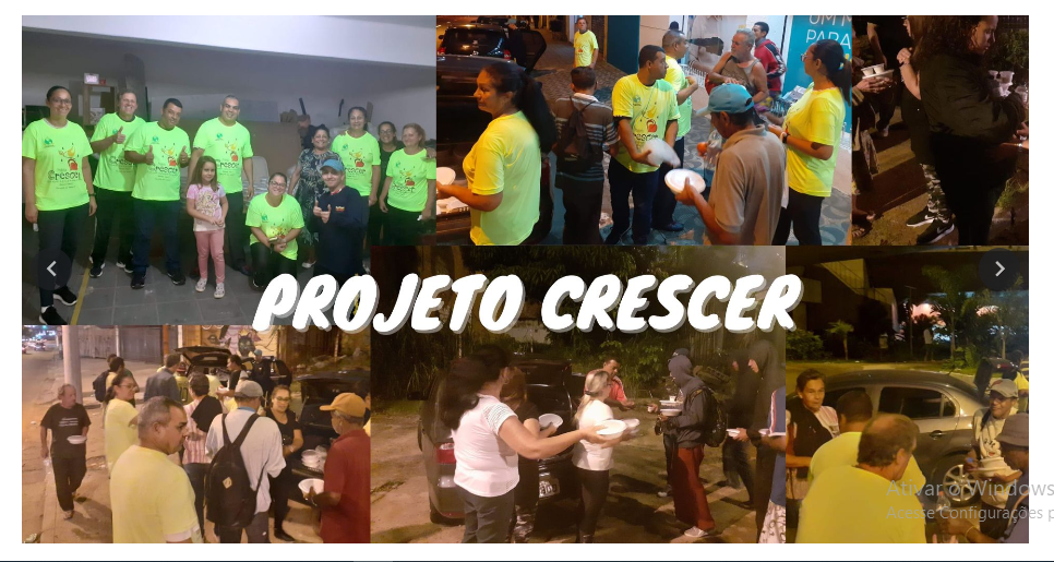 Voluntários entregando marmitas para pessoas em situação de rua à noite